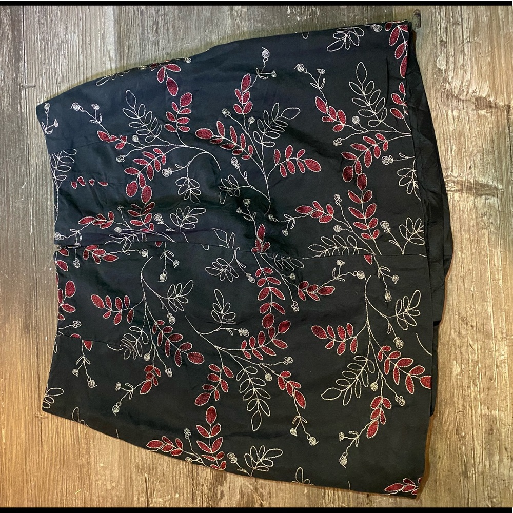 embroidered floral vintage skirt🪴